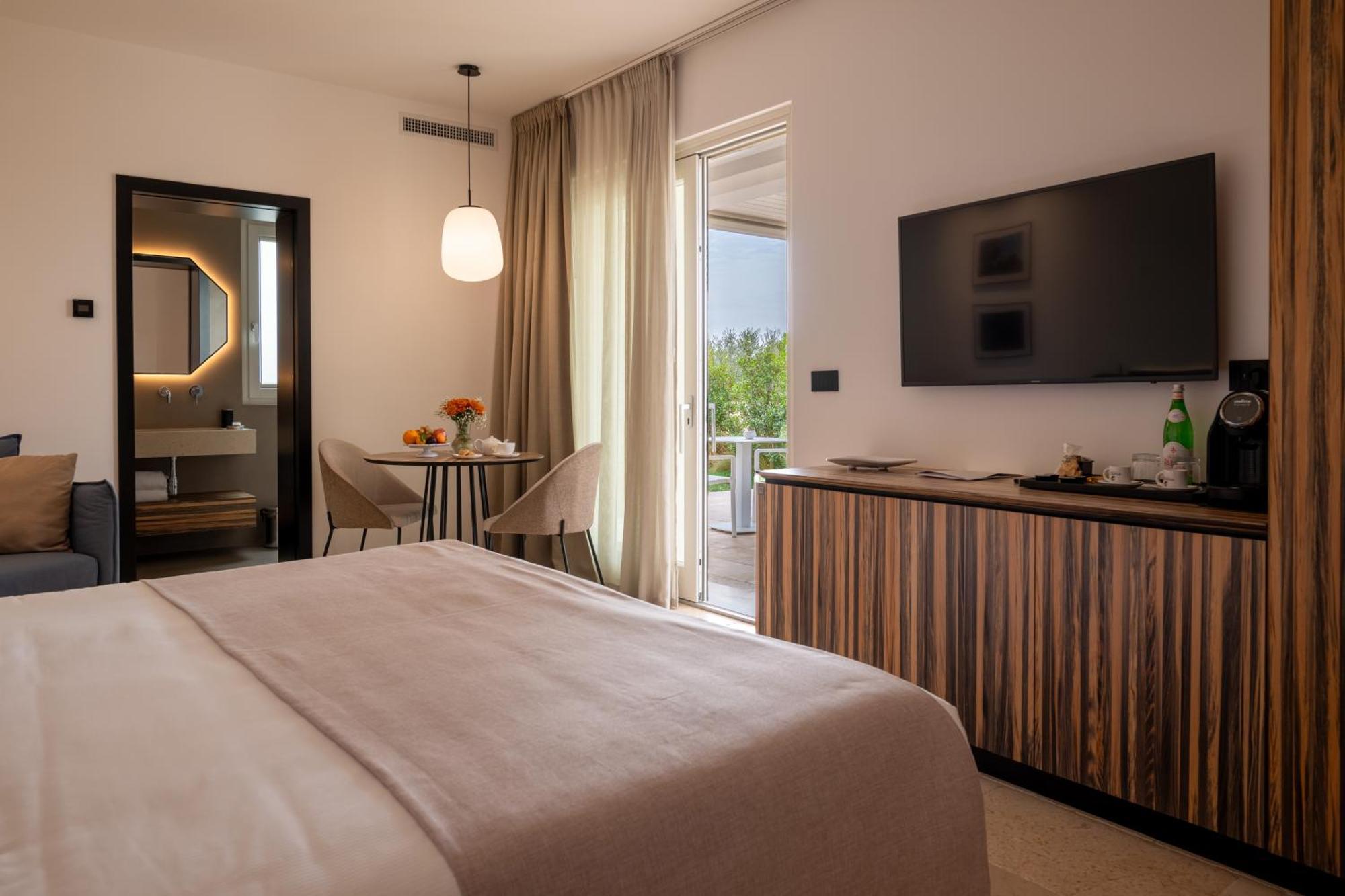 Essenza Relais Contemporaneo Bed & Breakfast Cisternino Exterior foto